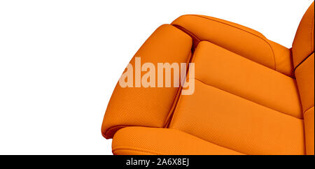 Orange Leder Interieur des luxuriösen, modernen Auto. Aus braunem Leder, bequeme Sitze mit Ziernaht auf weißem Hintergrund perforiert. Modernes Auto ich Stockfoto