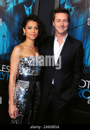 Los Angeles, Kalifornien, USA 28. Oktober 2019 Schauspielerin Gugu Mbatha-Raw und Regisseur/Produzent/Autor Edward Norton an Warner Brothers Bilder vorhanden Special Screening von "otherless Brooklyn' am Oktober 28, 2019 in Hollywood Post 43 American Legion Theater in Los Angeles, Kalifornien, USA. Foto von Barry King/Alamy leben Nachrichten Stockfoto