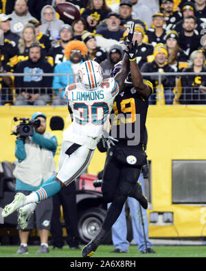 Pittsbugh, USA. 29 Okt, 2019. Pittsburgh Steelers wide receiver JuJu Smith-Schuster (19) zieht in die 26 Yard Touchdown pass mit Miami Dolphins Defensive zurück Chris Lammons (30) in der Abdeckung, die im dritten Quartal des Steelers 27-14 am Heinz Feld in Pittsburgh am Montag, Oktober 28, 2019 gewinnen. Foto von Archie Tischler/UPI Quelle: UPI/Alamy leben Nachrichten Stockfoto