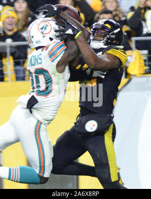 Pittsbugh, USA. 29 Okt, 2019. Pittsburgh Steelers wide receiver JuJu Smith-Schuster (19) zieht in die 26 Yard Touchdown pass mit Miami Dolphins Defensive zurück Chris Lammons (30) in der Abdeckung, die im dritten Quartal des Steelers 27-14 am Heinz Feld in Pittsburgh am Montag, Oktober 28, 2019 gewinnen. Foto von Archie Tischler/UPI Quelle: UPI/Alamy leben Nachrichten Stockfoto