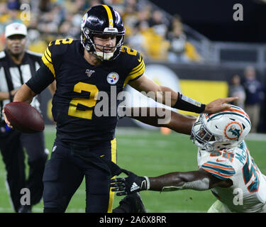 Pittsbugh, USA. 29 Okt, 2019. Pittsburgh Steelers Quarterback Maurer Rudolph (2) Gerade arme Miami Dolphins middle linebacker Raekwon McMillan (52), die im dritten Quartal des Steelers 27-14 Sieg gegen die Miami Dolphins am Heinz Feld in Pittsburgh am Montag, 28. Oktober 2019. Foto von Archie Tischler/UPI Quelle: UPI/Alamy leben Nachrichten Stockfoto