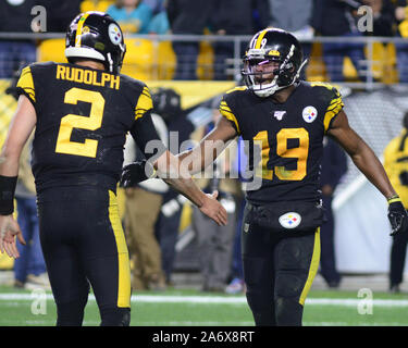 Pittsbugh, USA. 29 Okt, 2019. Pittsburgh Steelers Quarterback Maurer Rudolph (2) beglückwünscht Pittsburgh Steelers wide receiver JuJu Smith-Schuster (19) Nach ihrer Touchdown im dritten Quartal die Steelers 27-14 am Heinz Feld in Pittsburgh am Montag, Oktober 28, 2019 gewinnen. Foto von Archie Tischler/UPI Quelle: UPI/Alamy leben Nachrichten Stockfoto