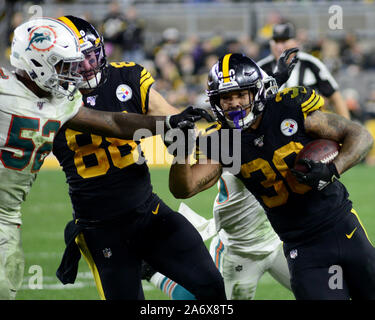 Pittsbugh, USA. 29 Okt, 2019. Pittsburgh Steelers zurück läuft James Conner (30) Gewinne 11 Yards vor Miami Verteidigung Delfine ihn außerhalb der Grenzen stößt im vierten Quartal die Steelers 27-14 win am Heinz Feld in Pittsburgh am Montag, 28. Oktober 2019. Foto von Archie Tischler/UPI Quelle: UPI/Alamy leben Nachrichten Stockfoto