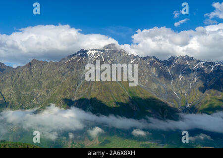 Erstaunlich und die wunderschöne Natur im Dorf Die. Am besten Wandern und Wanderwege mit fantastischem Panorama-Blick. Wunderschöne georgianische Berge Stockfoto