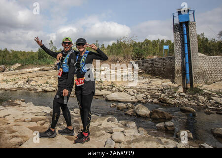 Asiatische Paarlaufbahn durch den Karts Fluss Stockfoto