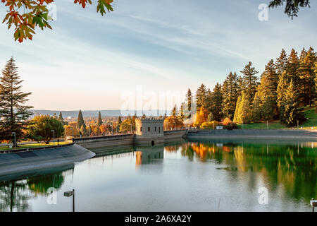 Portland, Oregon - Okt 28, 2019: Szene von Mt. Die Tabor Wasserreservoire Park in Oregon State Stockfoto