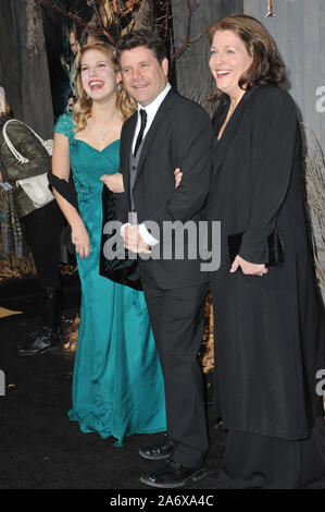 LOS ANGELES, Ca - Dezember 2, 2013: Sean Astin, Frau Christine & Tochter Alexandra auf der Los Angeles Premiere von 'The Hobbit: The Desolation von Smaug' an der Dolby Theater, Hollywood. © 2013 Paul Smith/Featureflash Stockfoto