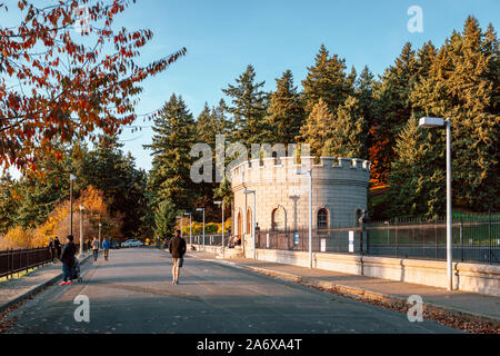 Portland, Oregon - Okt 28, 2019: Szene von Mt. Die Tabor Wasserreservoire Park in Oregon State Stockfoto