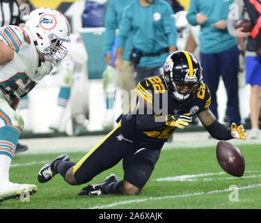 Pittsbugh, USA. 29 Okt, 2019. Pittsburgh Steelers cornerback Steven Nelson (22) gewinnt ein Miami Dolphins ungeschickten Versuch, die im dritten Quartal des Steelers 27-14 gegen die Miami Dolphins am Heinz Feld in Pittsburgh gewinnen am Montag, 28. Oktober 2019. Foto von Archie Tischler/UPI Quelle: UPI/Alamy leben Nachrichten Stockfoto