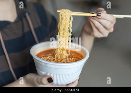 Schüssel Nudeln ramen in Händen mit Stäbchen, in der Nähe Stockfoto