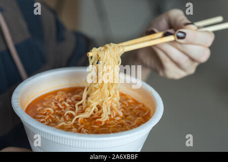 Schüssel Nudeln ramen in Händen mit Stäbchen, in der Nähe Stockfoto