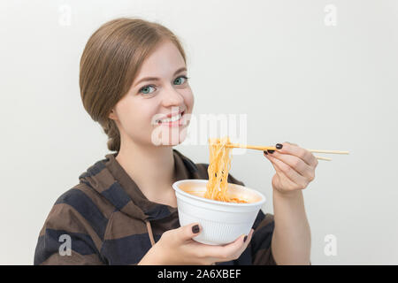 Junge kaukasische Mädchen Frau Essen Nudeln Ramen mit Stäbchen Stockfoto