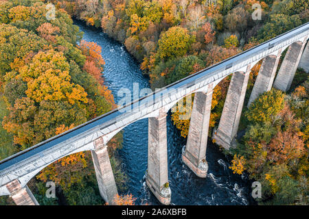 Drone schießen über pontcysyllte Aquädukt überquert den Fluss Dee im Herbst in Wales, Großbritannien Stockfoto