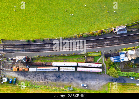 Von oben nach unten aerail Schießen auf die historischen Bahnhof. Carrog in Nord Wales, Großbritannien Stockfoto