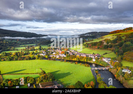 Höhe schießen über malerische Dorf an Misty atumnal Morgen. Carrog in Nord Wales, Großbritannien Stockfoto