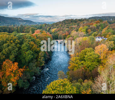 Herbstliche Landschaft mit bunten Bäumen und Fluss Dee bei Sonnenaufgang in Wales, Großbritannien Stockfoto