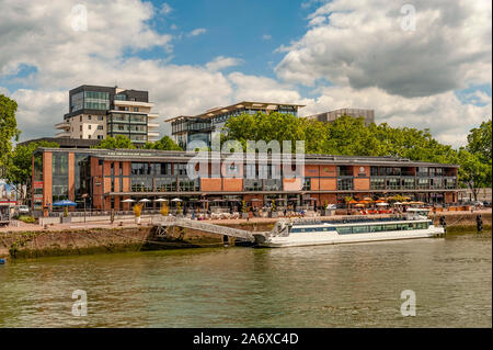 Die Promenade de la France libre grenzt an den Fluss Seine mit Kai Restaurants und Kreuzfahrtschiff Piers in Rouen, der Hauptstadt der Normandie, Frankreich Stockfoto