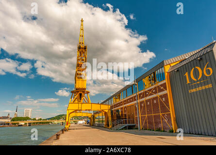 Yellow Crane auf der Seine Kais im Hafen von Rouen, Normandie, Frankreich Stockfoto