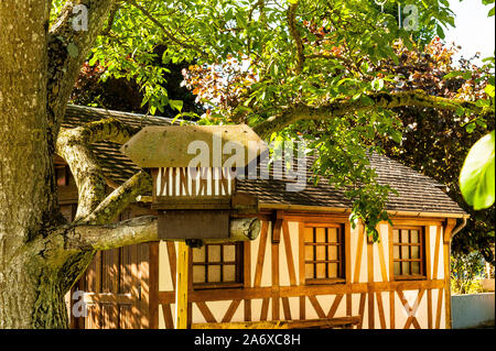 Bei St-Martin-de-Boscherville, ein kleines Vogelhaus ist im typischen Stil von Norman Häuser zu bauen. Stockfoto