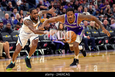 Sacramento, CA, USA. 28 Okt, 2019. Sacramento Kings, Trevor Ariza (0) Schlachten Denver Nuggets wache Barton (5) für den Ball während eines Spiels im Golden 1 Mitte am Montag, Oktober 28, 2019 in Sacramento. Credit: Paul Kitagaki jr./ZUMA Draht/Alamy leben Nachrichten Stockfoto