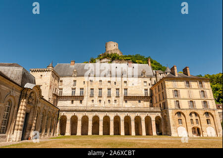 Das Schloss von La Roche-Guyon in das Tal der Seine, Frankreich Stockfoto