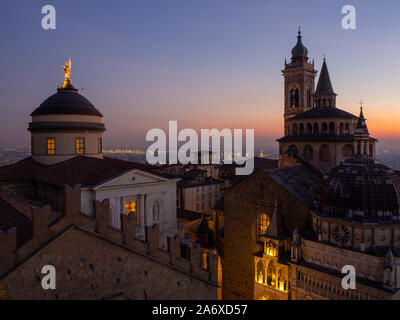 Bergamo, Italien. Die Altstadt. Erstaunlich Luftaufnahme von der Basilika von Santa Maria Maggiore während des Sonnenuntergangs. Im Hintergrund der Po-ebene Stockfoto