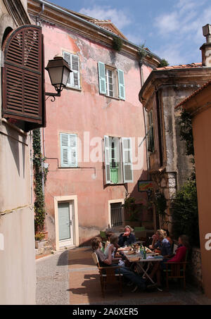 Family Dining in der Straße im alten Dorf Roquebrune an der Côte d'Azur, Provence, Frankreich Stockfoto