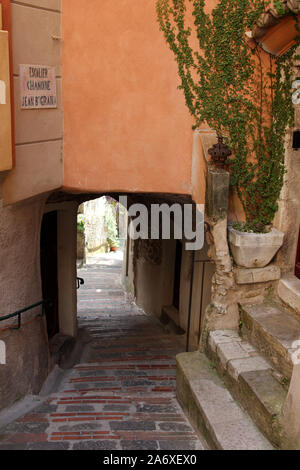 Steile Straße im alten Dorf Roquebrune an der Côte d'Azur, Provence, Frankreich Stockfoto