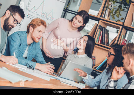 Startupers zusammen arbeiten im Büro sitzen Menschen Ideen für Projekt, während andere Hören diskutieren Stockfoto