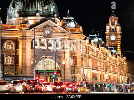 Melbourne Australien: Der historische Bahnhof Flinders Street im Herzen der Stadt ist eine kulturelle Ikone von Melbourne. Stockfoto