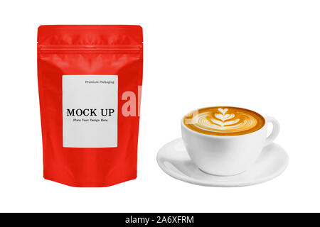 Premium Kaffee Verpackung Mock up Rote Tasche und einer Tasse Kaffee latte Kunst auf weißem Hintergrund mit Freistellungspfad isoliert Stockfoto