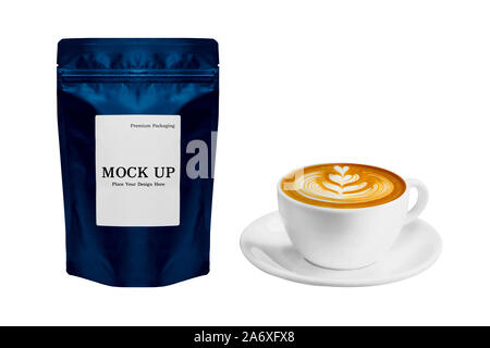 Premium Kaffee Verpackung Mock up blaue Tasche und einer Tasse Kaffee latte Kunst auf weißem Hintergrund mit Freistellungspfad isoliert Stockfoto