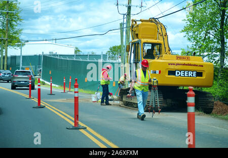 Rocky Hill, CT USA. 15. Mai 2019. Stadtwerke Arbeiter graben und Vermessung Straßenbau. Stockfoto