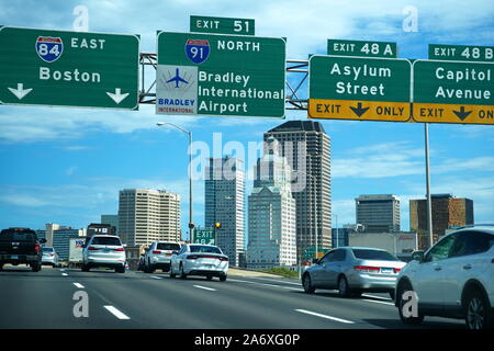 Hartford, CT USA. 16.September 2019. Die Interstate 91 und 84, und Bradley International Airport Highway Zeichen in der Innenstadt von Hartford. Stockfoto