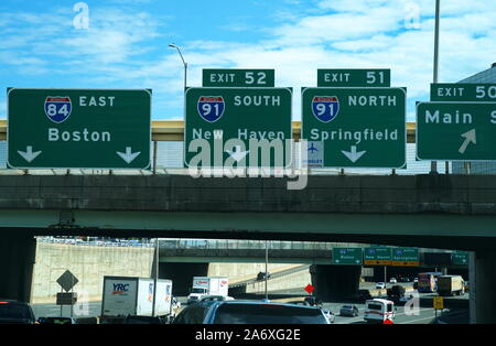 Hartford, CT USA. 16.September 2019. Die Interstate 91 und 84, und Bradley International Airport Highway Zeichen in der Innenstadt von Hartford. Stockfoto