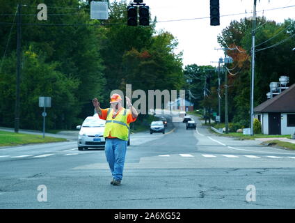 Storrs, CT USA. 16.September 2019. Öffentliche arbeiten Mitarbeiter Verkehr Controlling bei der Kreuzung mit einer Ampel defekt. Stockfoto