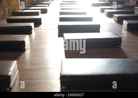 Licht auf Kissen matte Sitz für die Meditation in der buddhistischen Zen Tempel. friedliche Entspannung Rückzug mindfulness meditation Stockfoto