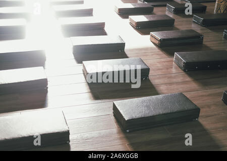 Licht auf Kissen matte Sitz für die Meditation in der buddhistischen Zen Tempel. friedliche Entspannung Rückzug mindfulness meditation Stockfoto