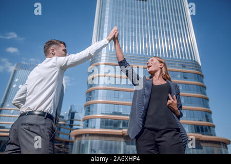 Gerne Kollegen geben einen hohen fünf Stockfoto