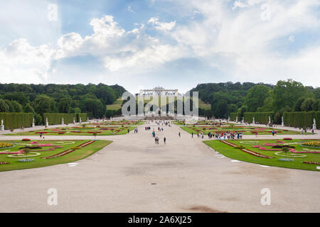 Schloss Schönbrunn Schloss Park und Glorietta Pavillon im Hintergrund, Wien, Österreich Stockfoto