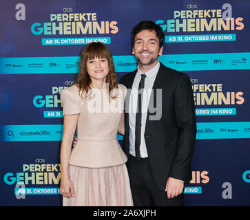Berlin, Deutschland. 28 Okt, 2019. 28. Oktober 2019, Deutschland (Deutsch), Berlin: Lena Schumann, Filmproduzent und Bora Dagtekin, Regisseur auf die Premiere ihres Films "Der perfekte Geheimnis' im Zoo Palast. Quelle: dpa Picture alliance/Alamy leben Nachrichten Stockfoto