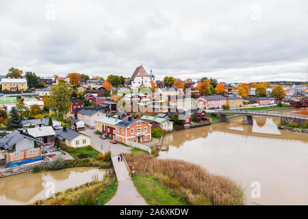 Antenne herbst Blick auf die Altstadt von Porvoo, Finnland. Schöne Stadt Landschaft mit idyllischen Fluss Porvoonjoki, alten bunten Holzhäusern und Porvoo C Stockfoto