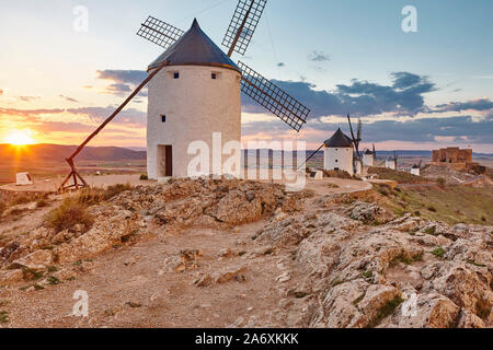 Die traditionellen antiken Windmühlen bei Sonnenuntergang in Spanien. Consuegra, Toledo. Reisen Stockfoto