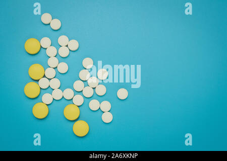 Abstrakt Blau Hintergrund mit runden gelben Pillen. Kopieren, text Raum. Haufen von Tabletten. Medizinisches Konzept. Stockfoto