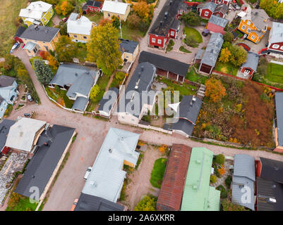 Antenne herbst Blick auf die Altstadt von Porvoo, Finnland. Schöne Stadt Landschaft mit alten bunten Holzhäusern. Stockfoto