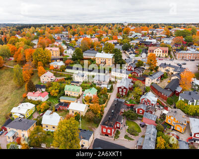 Antenne herbst Blick auf die Altstadt von Porvoo, Finnland. Schöne Stadt Landschaft mit alten bunten Holzhäusern. Stockfoto