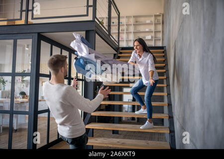 Frau schrie Ehemann nach Wissen über das Betrügen Stockfoto