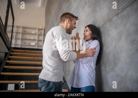 Frau Leiden von zu Hause Gewalt in verrückten Mann Stockfoto