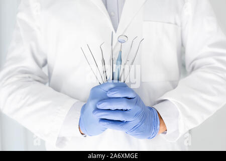 Nahaufnahme von Zahnarzt Hände mit zahnmedizinischen Ausrüstung Stockfoto