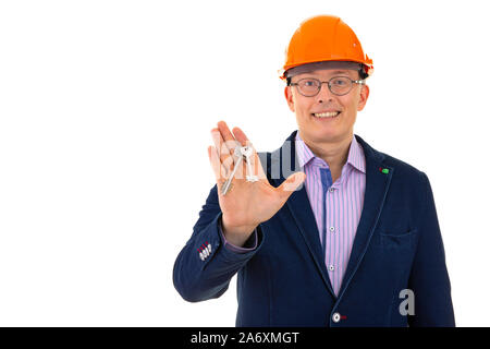 Mann in Bau Helm zeigt zwei Tasten Stockfoto